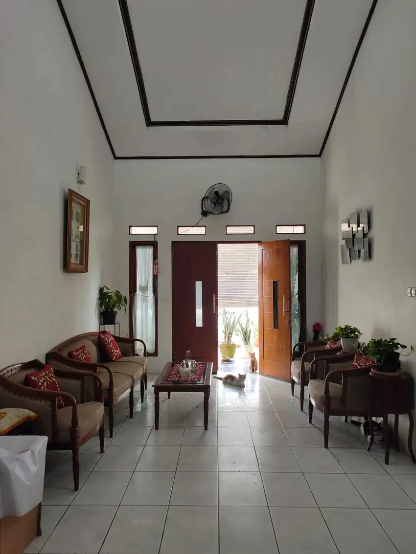 Rumah 1,5 Lantai, Baru Renovasi, Zonasi Usaha, di Jakarta Pusat