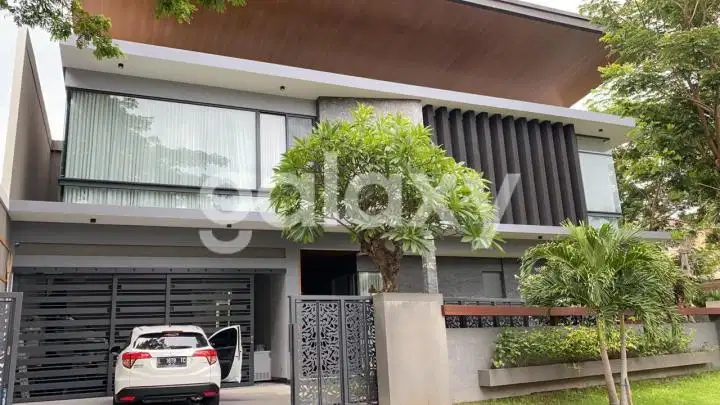 Rumah villa royal hook mewah pakuwon city