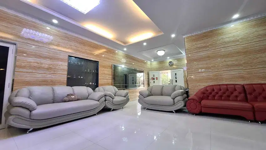 Dijual rumah mewah 3 lantai renov luas 264m2 lokasi bagus Taman royal