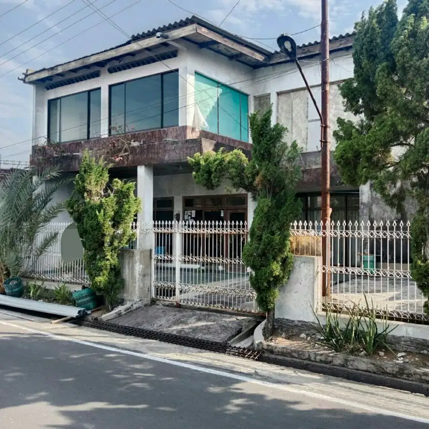 Rumah klasik 2 Lt Luas lokasi strategis di Jebres Solo