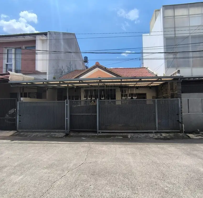 Rumah Kondisi Terawat Nyaman Dihuni di Taman Kopo Indah 2