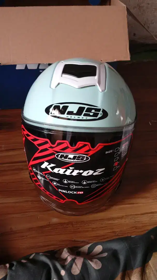 Saya mau jual helm njs sama interkom masih baru semuanya