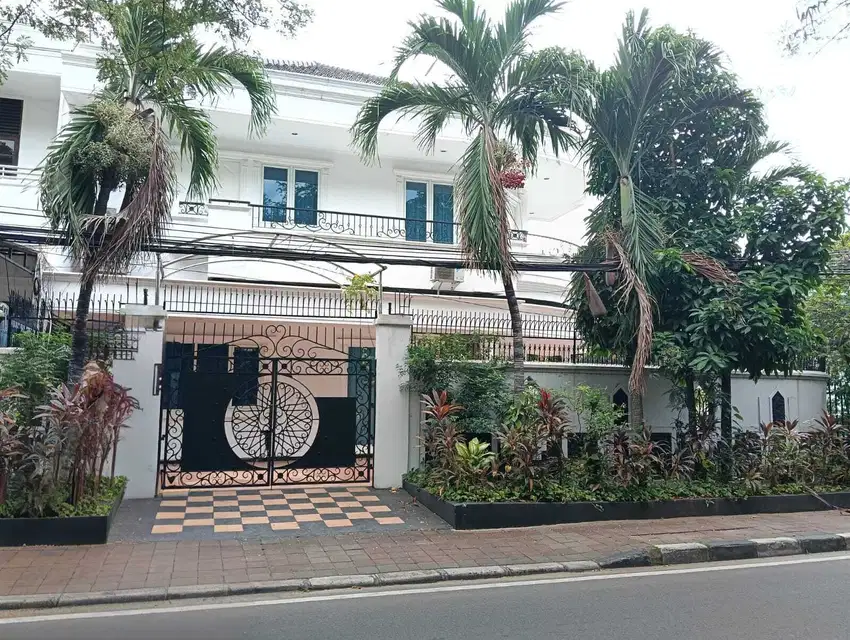 Rumah usaha mewah Hoek 2 lantai dijual semi furnished Sunter Jakarta