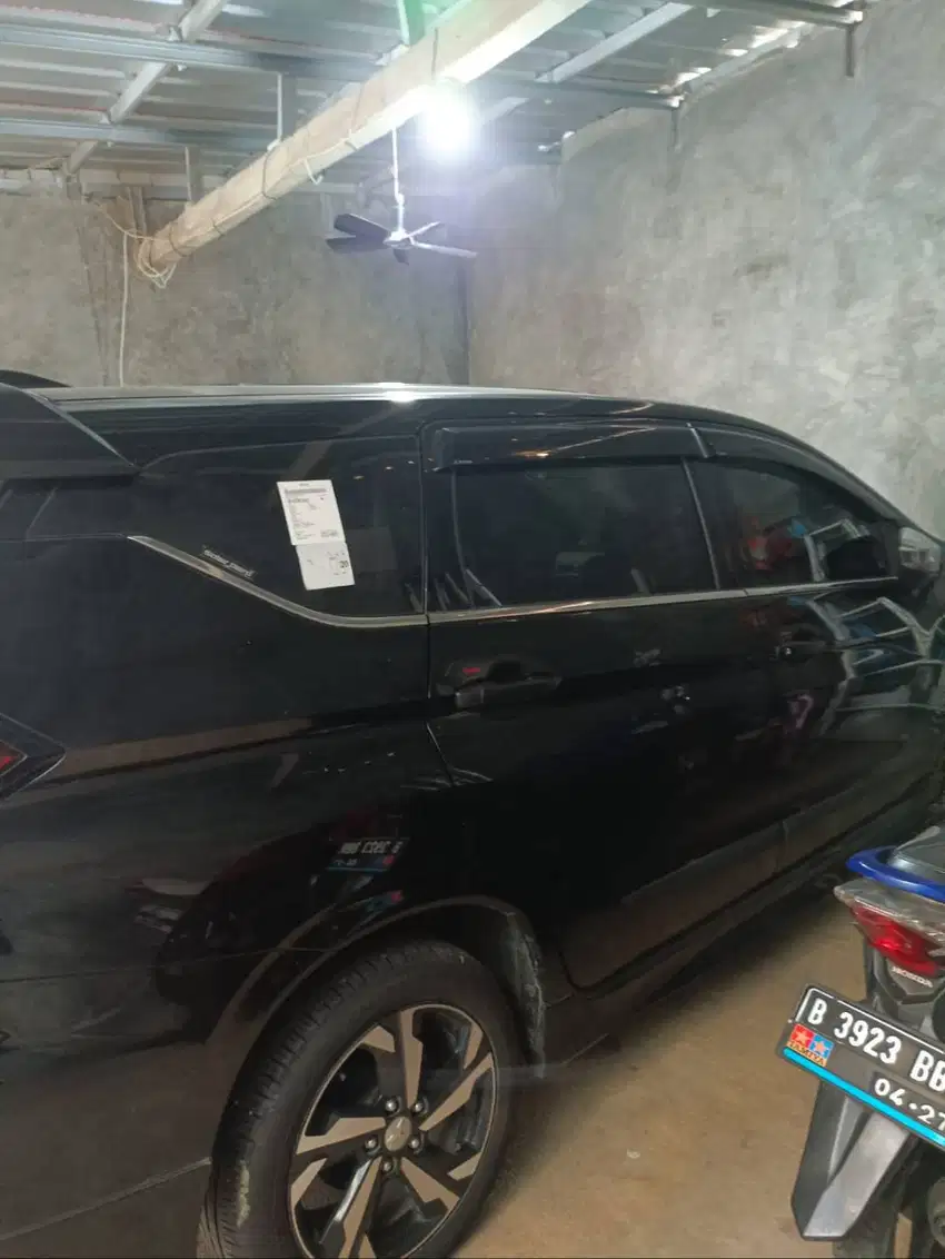 New Mitsubishi xpander 2023 registrasi 2024 low km hitam ultimate at