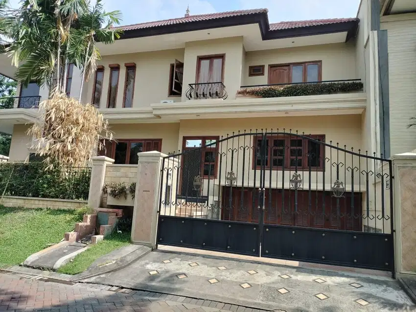 Rumah mewah graha family dekat pakuwon mall bukit darmo golf