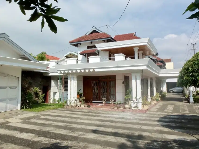 Jual rumah hook Strategis nol jalan raya komersil di kota Malang