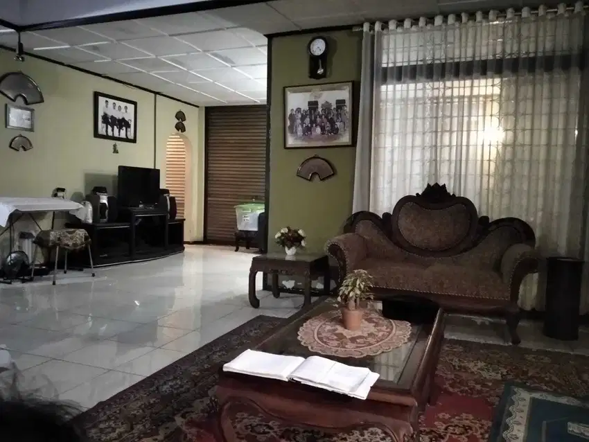 Rumah lama terawat di Turangga jalan lebar