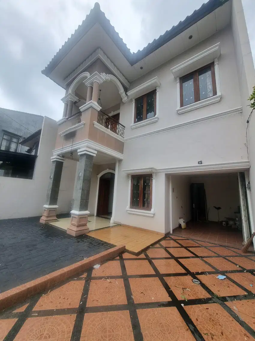 Wilson Rumah siap huni lokasi bagus row jalan 3 mobil di meruya