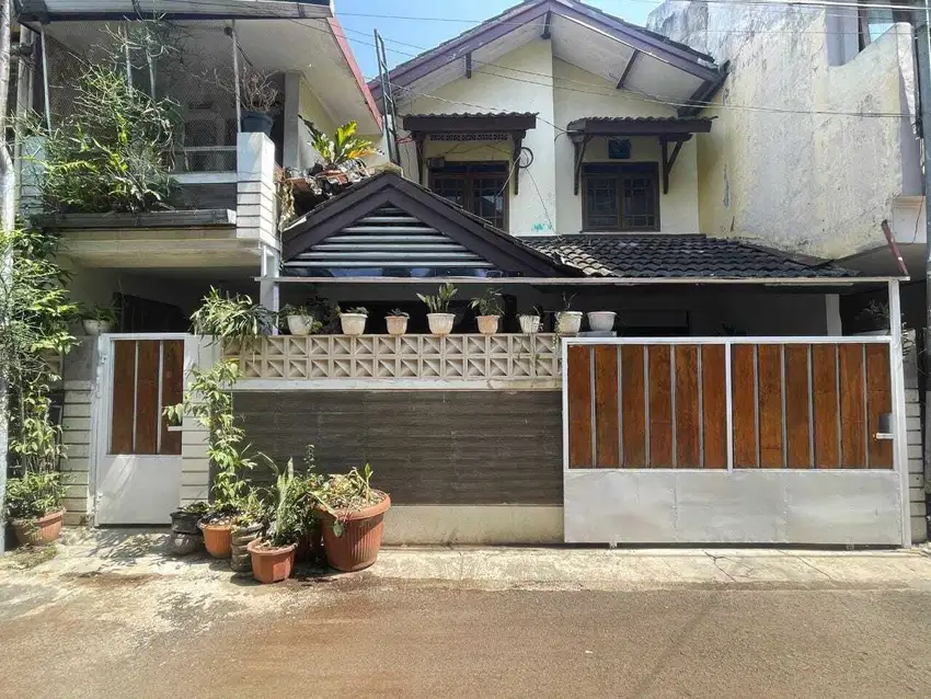 Rumah Unik Tema Kayu yang Hangat & Homey di Margahayu Raya
