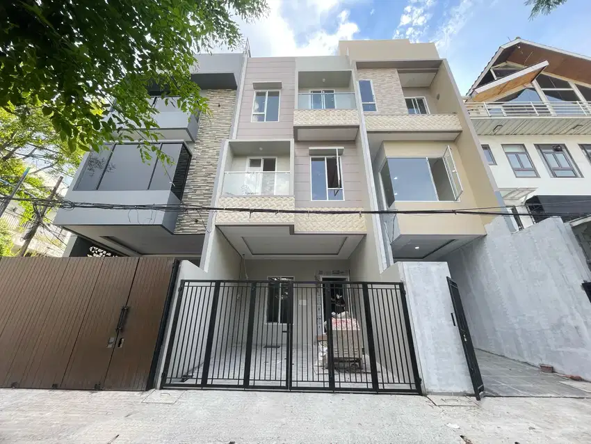 Rumah Taman Ratu 3½ lantai dekat Greenville Duri Kepa Jakarta Barat