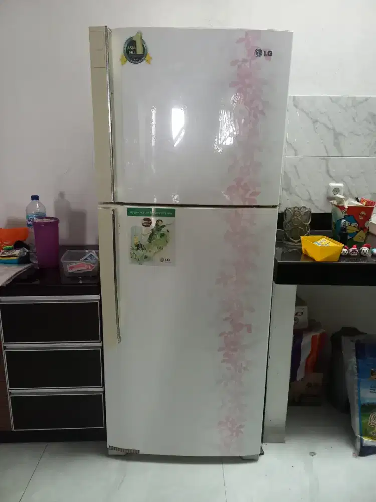Dijual kulkas 2 pintu ukuran besar