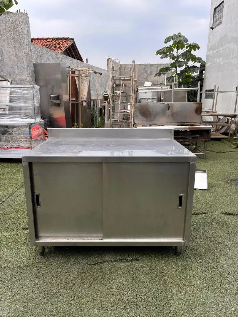 Meja kabinet 
Ukuran 120x70x85
Ada 2 unit

Harga 3.300.000/unit