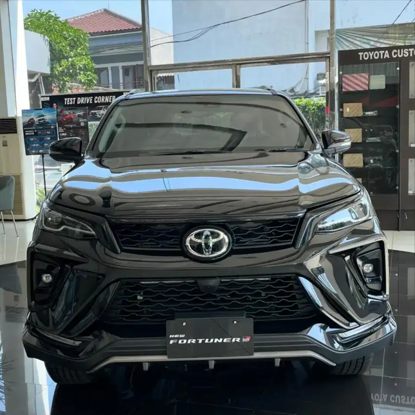 DP 90JT TOYOTA FORTUNER 2.8 GR SPORT 4X2 DIESEL KREDIT HITAM PUTIH