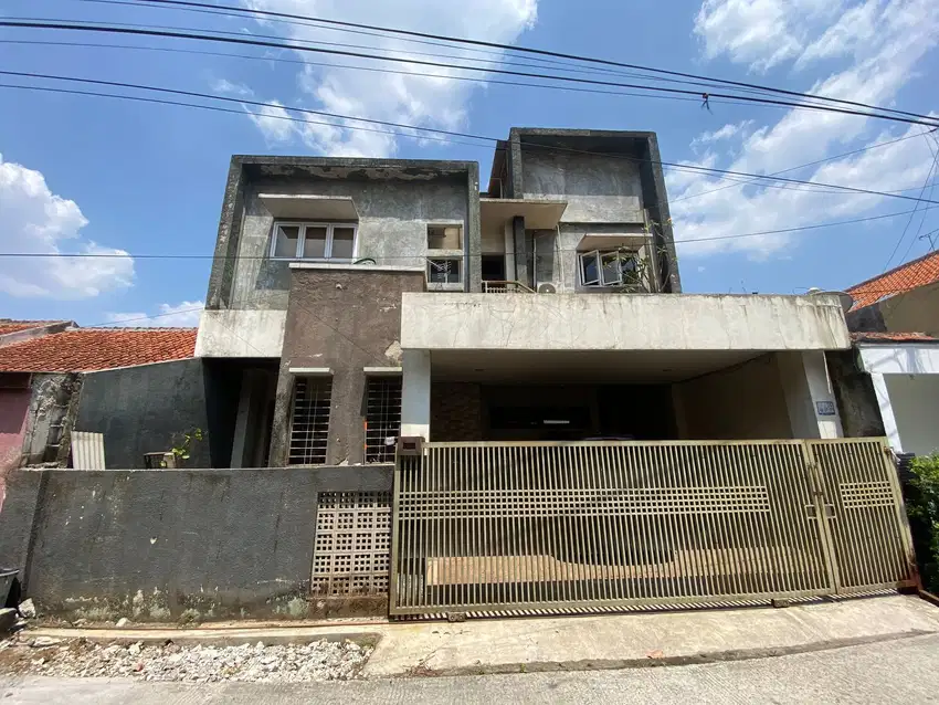 Rumah Luas 3 Lantai 8 Menit ke Stasiun Serpong 5 KT Siap Huni J-25612
