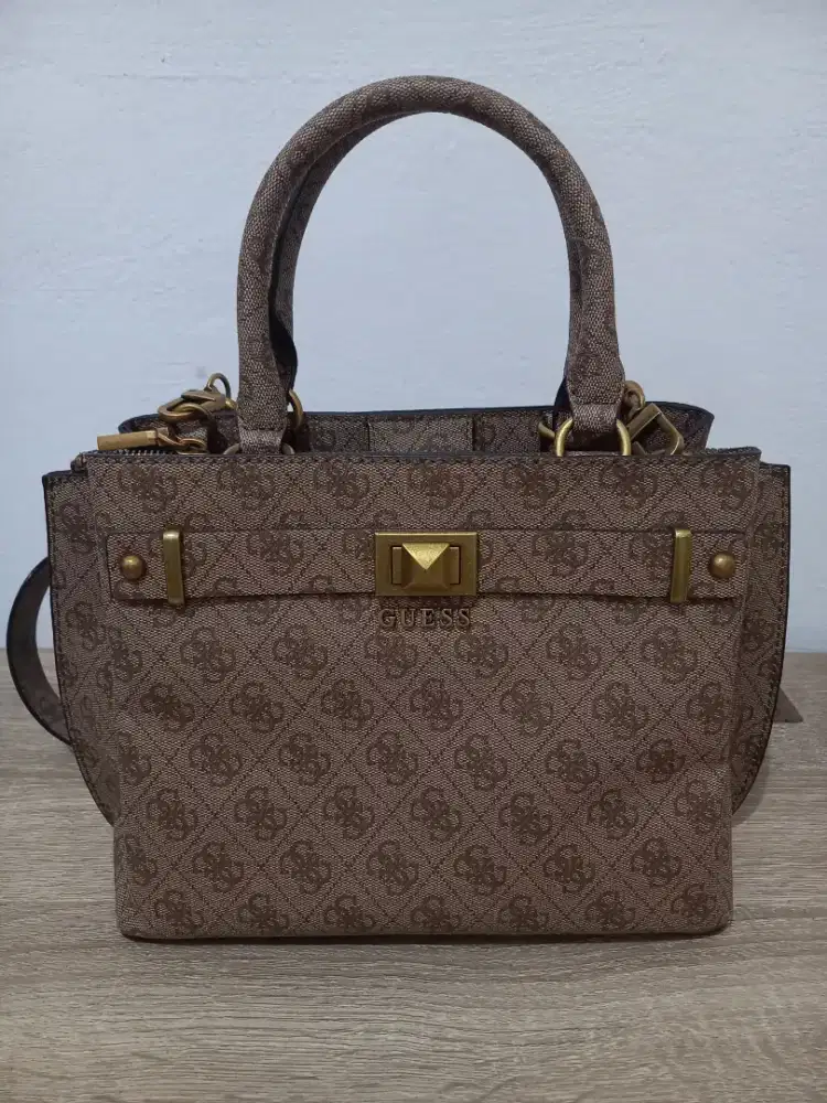 Tas wanita merek guess