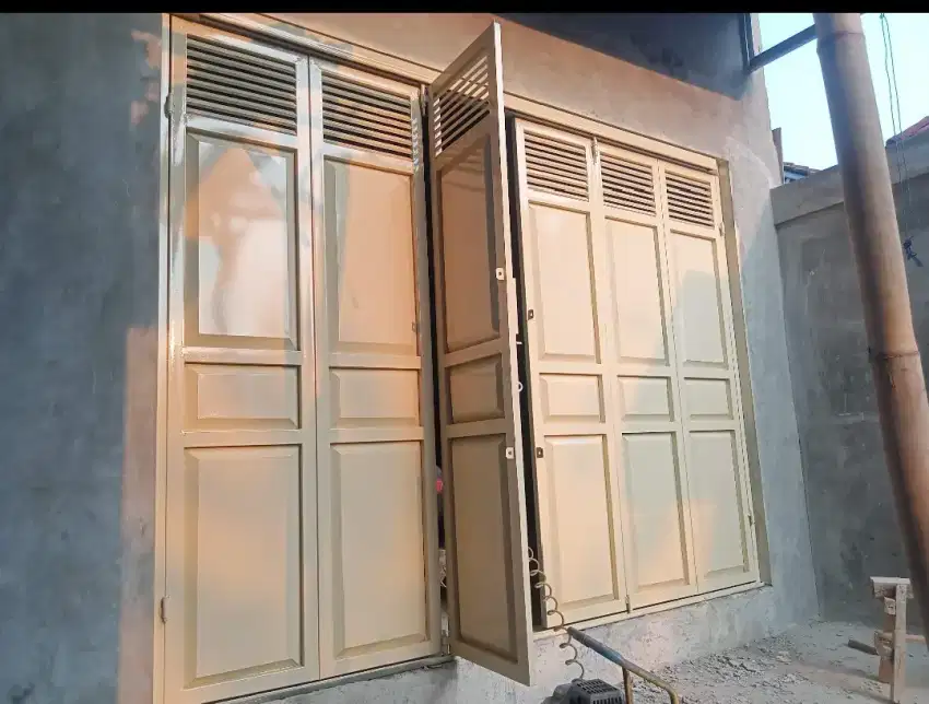 Pintu gerasi mobil