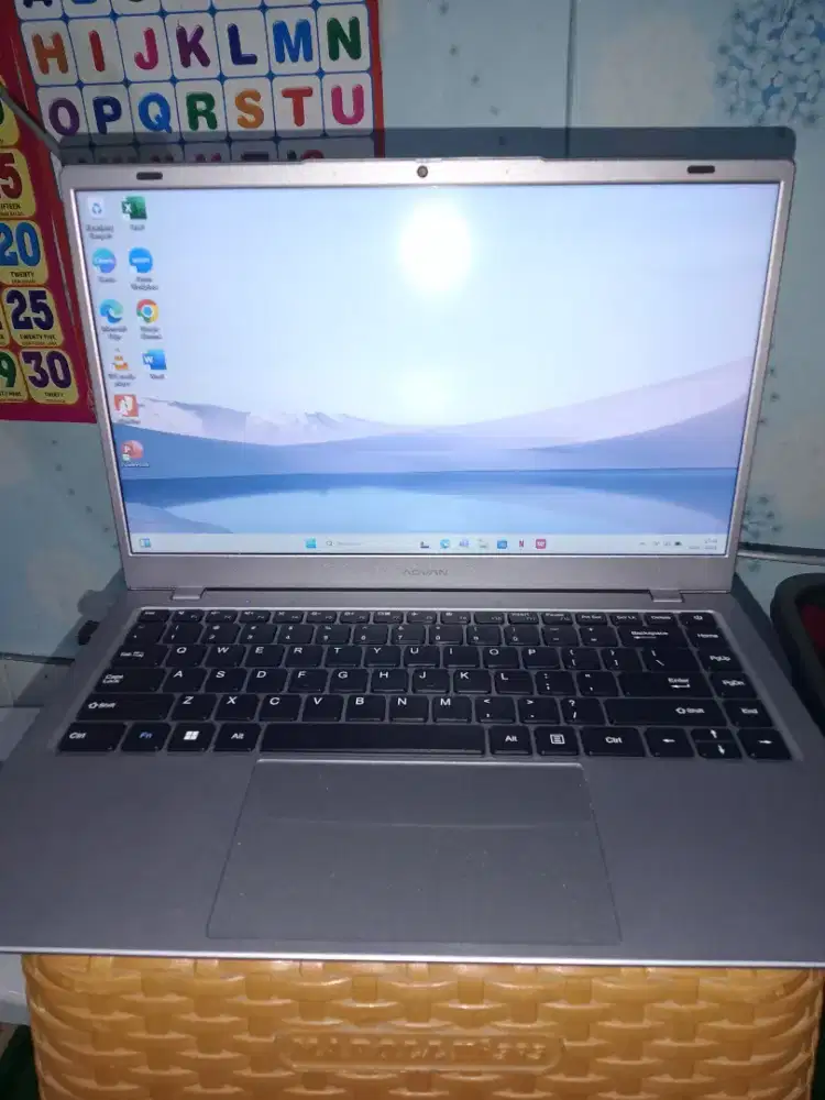 Jual laptop Advan bekas pemakaian baru 3 bulan