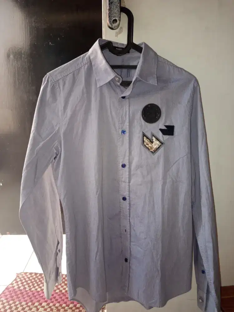 Kemeja lengan panjang versus versace