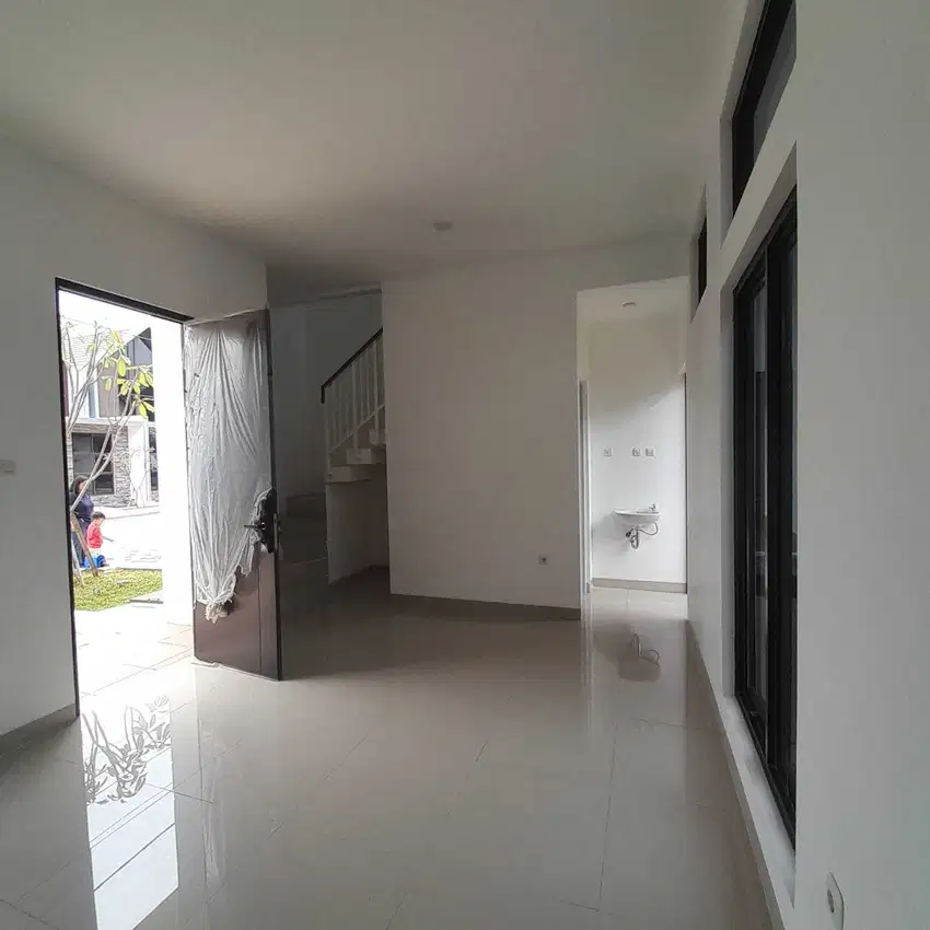 RUMAH 2 LANTAI  LOKASI STRATEGIS DEKAT LIPPO KARAWACI TANGERANG