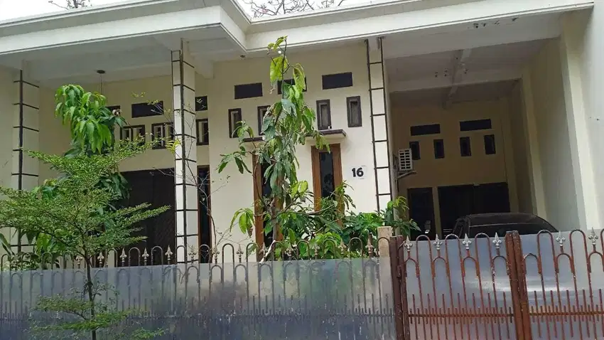 Rumah di lingkungan yang tenang dan aman