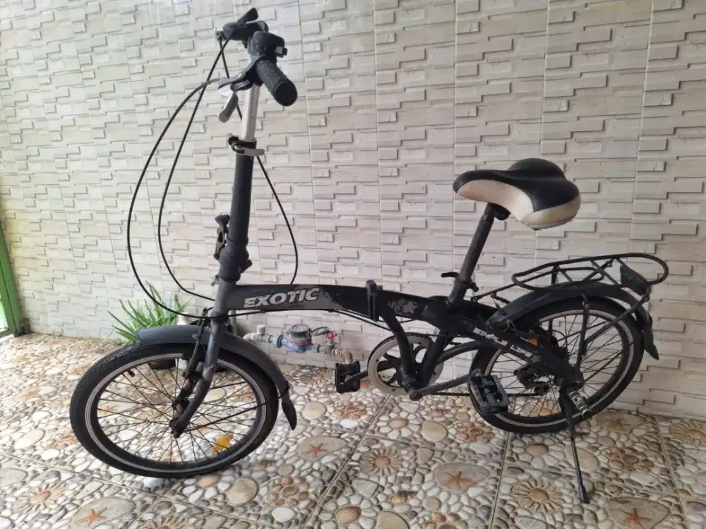 Sepeda Lipat warna hitam