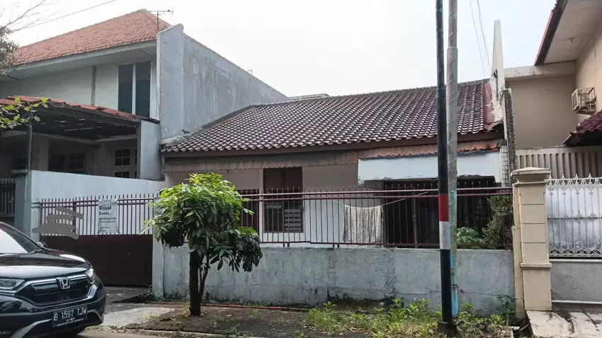 Rumah kayu putih jalan lebar dan bebas banjir