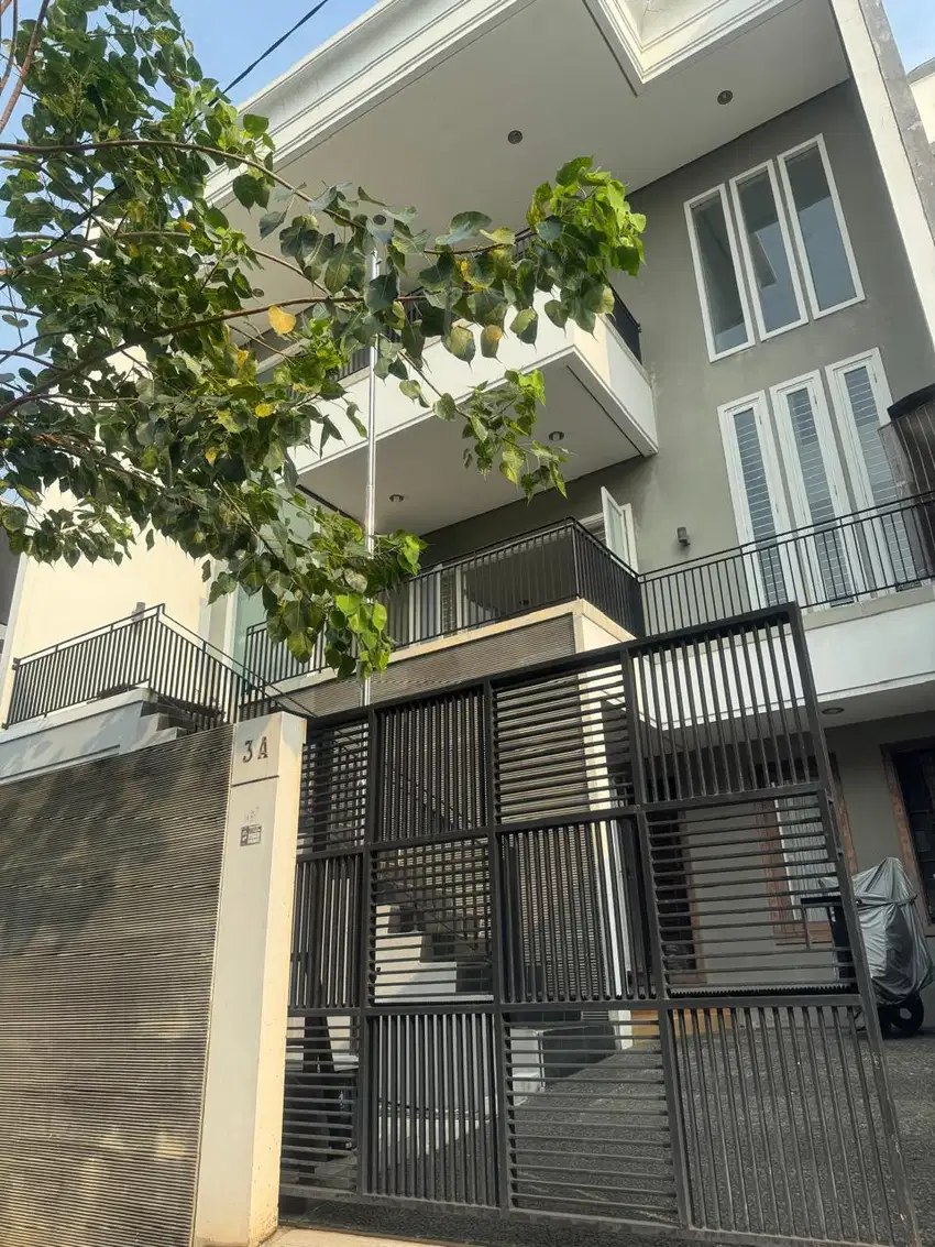 DIJUAL Rumah PIK uk 10x20 SEMI FURNISHED VIEW TAMAN HARGA 7.5M