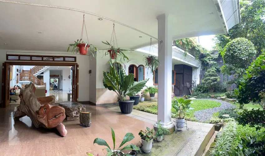 Jual rumah mewah,full furnish di Villa Duta.