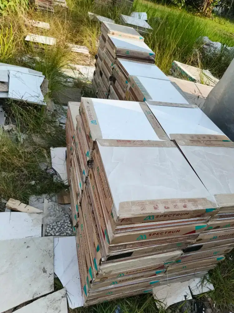 KERAMIK AFKIR KONDISI BELAH 2 SEMUA. ISI 6 KEPING DALAM 1 DUS