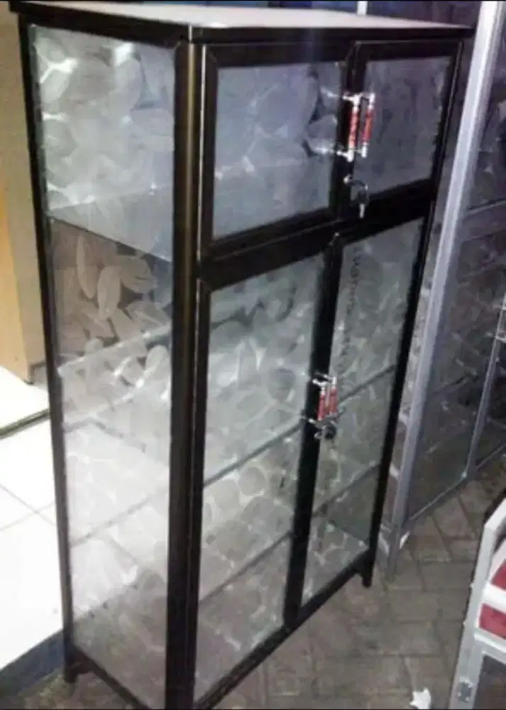 Rak Piring Aluminium 4 Pintu Frame Coklat Kaca Es 74-135