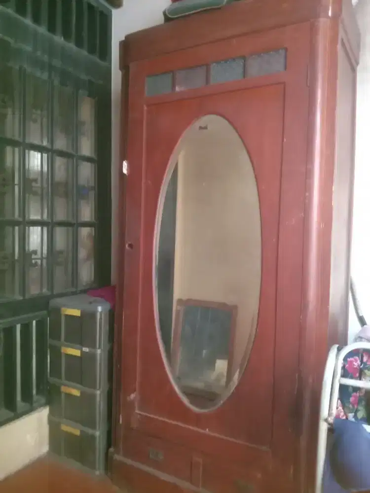 Lemari baju antik besar