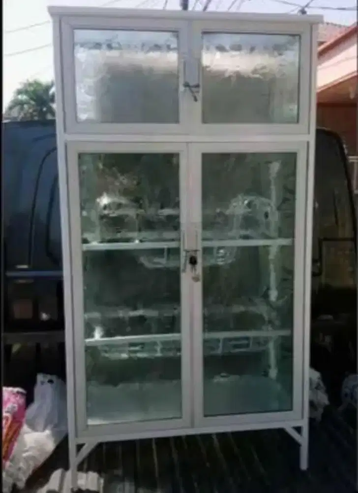 Rak Piring Aluminium 4 Pintu Frame Putih Susu Kaca Es 75-135