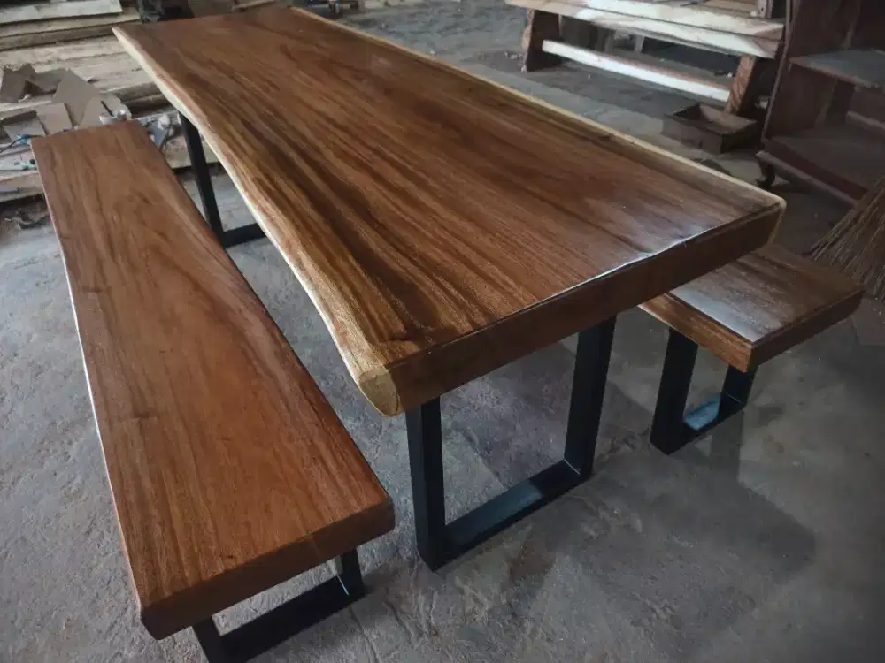 Meja kayu solid