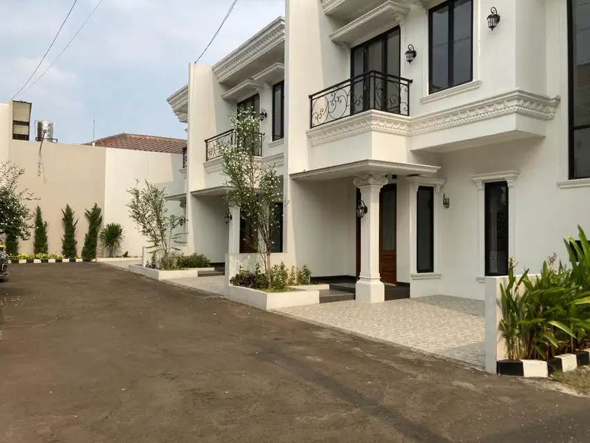 Rumah Klasik Siap Huni Pondok Gede, Strategis Samping Tip-Top