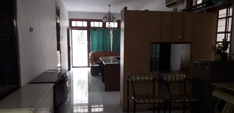 termurah rumah siap huni di rungkut. halaman belakang luas