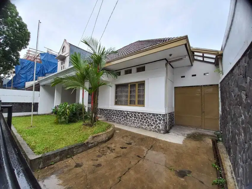 Rumah lama terawat sayap riau Cihapit bandung kota cocok untuk usaha