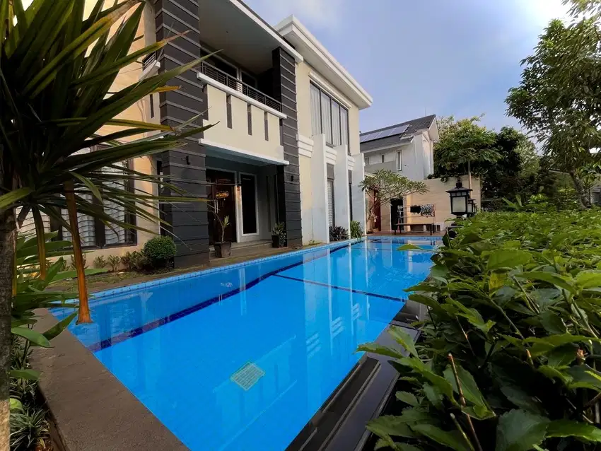Rumah Modern Private Swiming Pool Hoek Taman di The Green BSD City