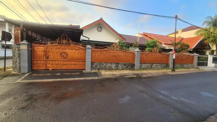 Rumah Luas ada Kolam Renang di Komplek Elang Malindo Cipinang