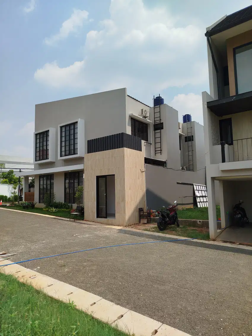 Rumah Tropis Modern Hoek Strategis Tol dan LRT TMII Jakarta Timur