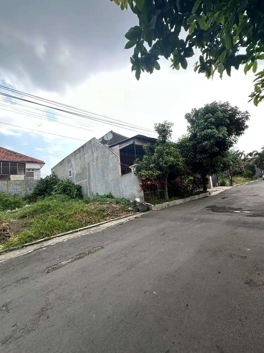 DIJUAL RUMAH HITUNG TANAH JALAN PAPA-PAPA SUHAT KOTA MALANG DEKAT UB