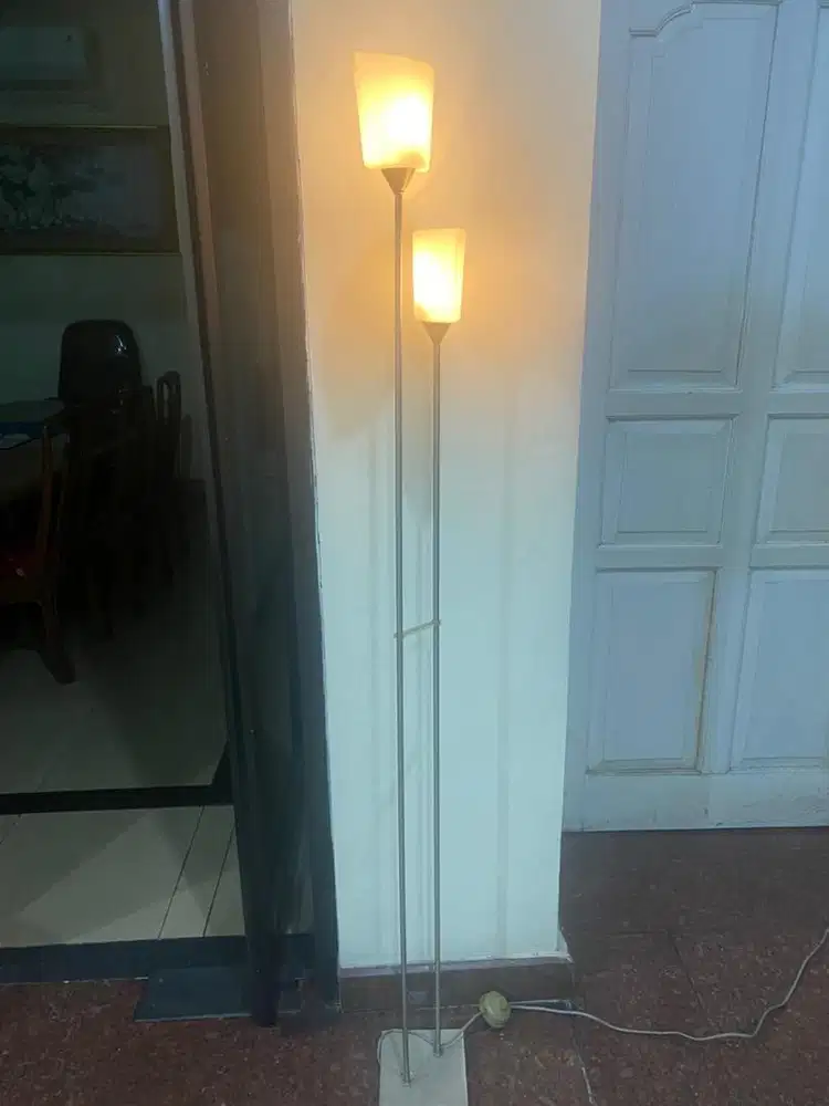Lampu berdiri sudut