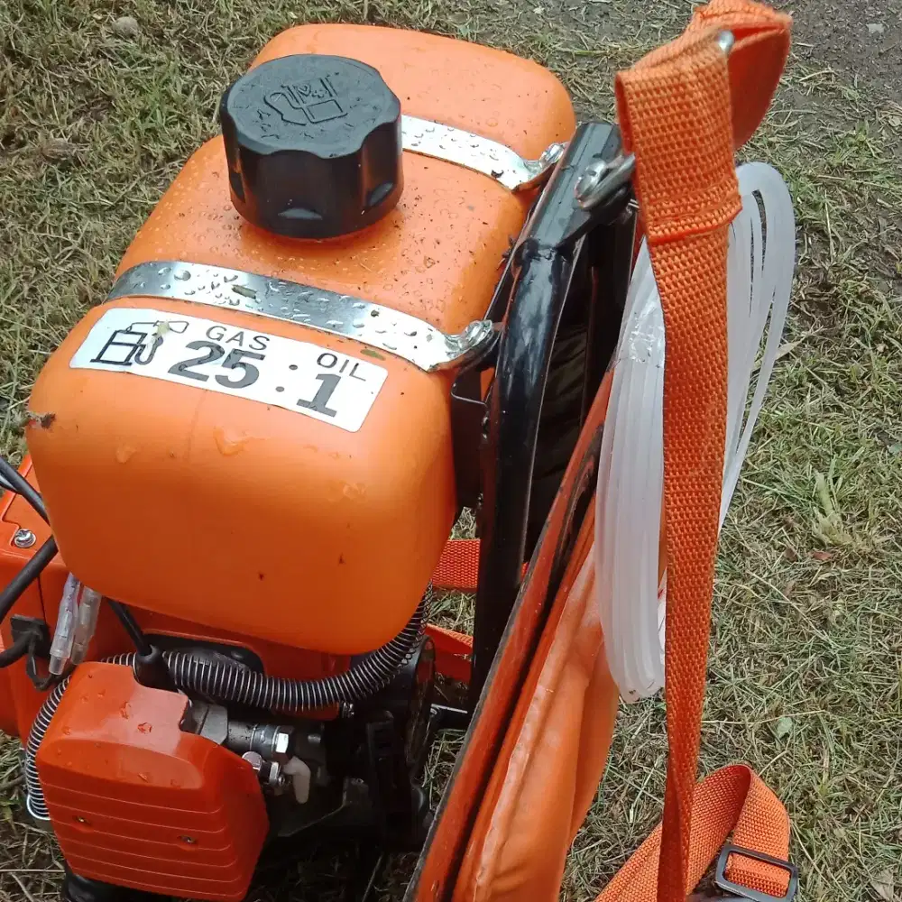 Potong rumput potong pohon.taman