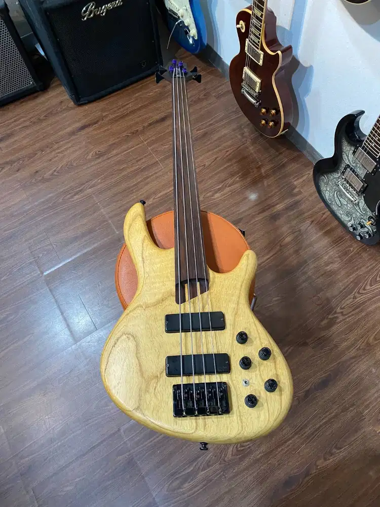 Cort B4FL Fretless Bass Natural