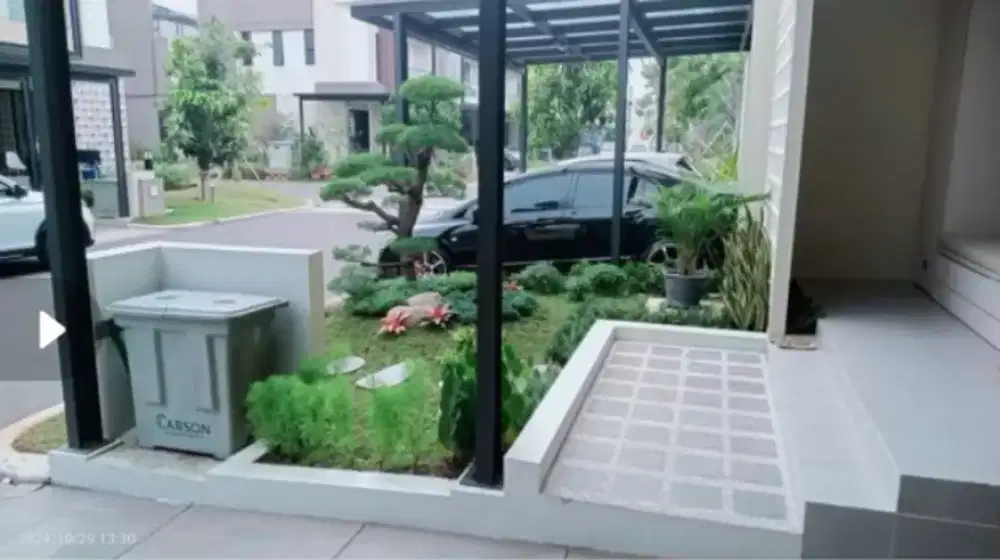 Taman rumput minimalis depan rumah