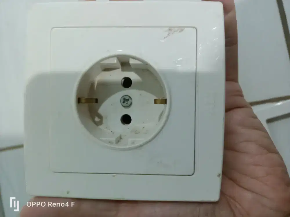 Saklar dinding Dan stop kontak