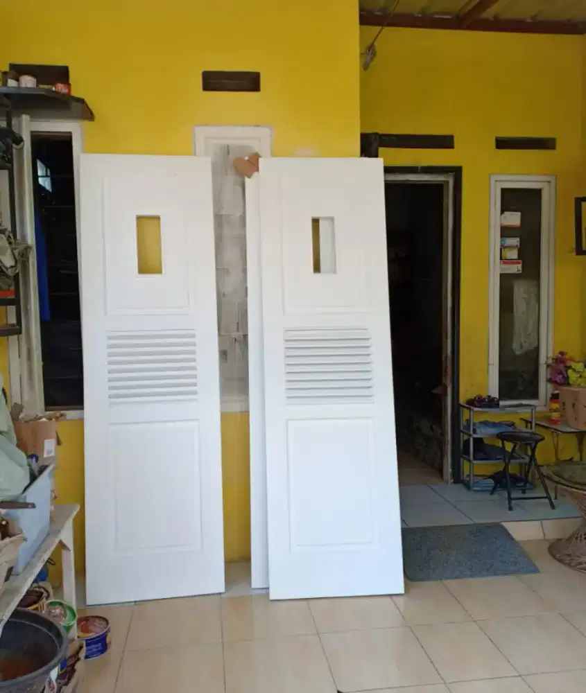 Pintu garasi bahan kayu solid