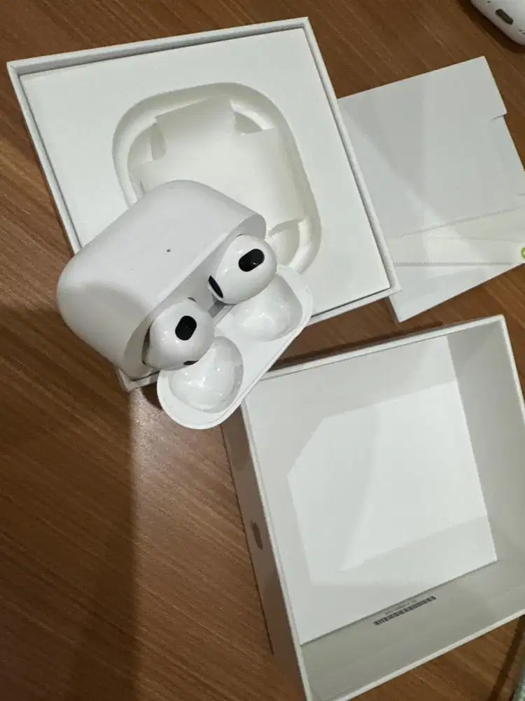 (Like New) Apple AirPods 3rd Generation Wireless MagSafe Charging