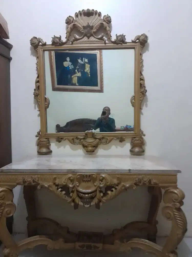Meja marmer dan cermin
