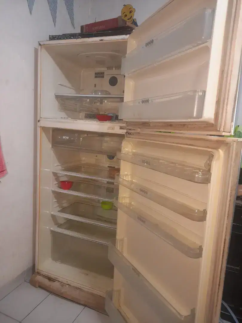 Di jual Kulkas 2 pintu,,merk SHARP