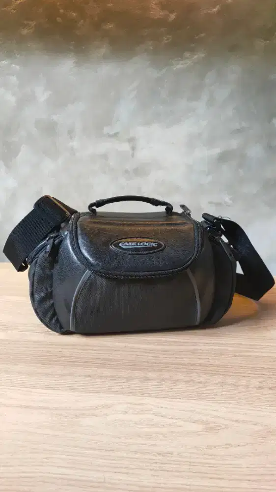 Tas Kamera Kulit Vintage Case Logic dengan Adjustable Strap